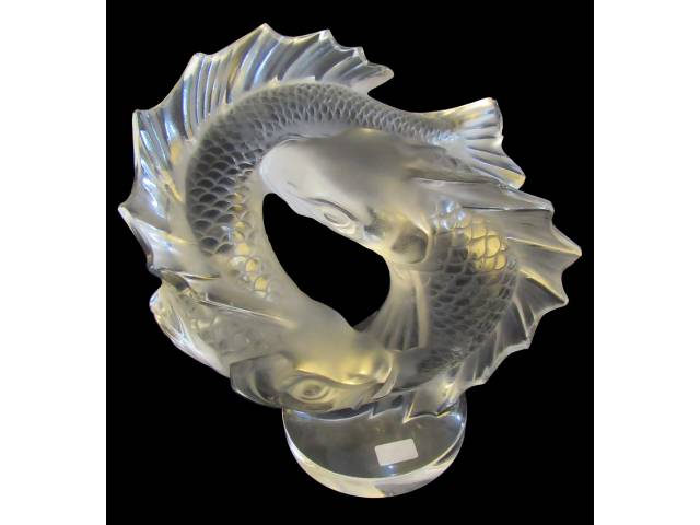 Lalique - "Double Fish" símbolo de prosperidade e perseverança, o peixe Koi costuma inspirar artistas. Esta peça foi projetada em 1953 por Marc Lalique, retratando duas carpas jorrando da água num movimento infinito. 28,6 x 26,1 x 13,9 cm- peso aprox. 8 kg Em perfeito estado, peça de coleção.