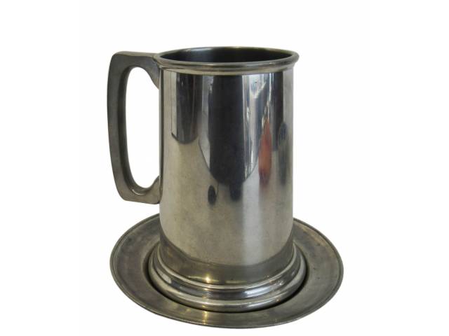 Caneca com alça, base de vidro ao estilo Art Déco, Pewter polido “Sheffield” e presentoir. 14 cm - Inglaterra, metade séc. XX