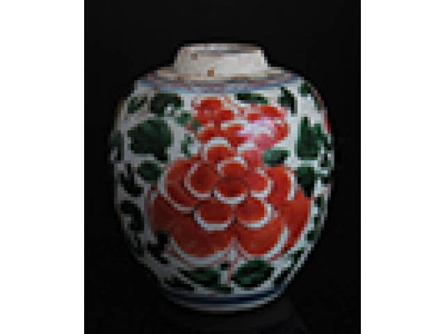 Pequeno floreiro bojudo porc. decor. padrão “Yangcai” motivos florais e foliáceos. H= 8,5cm. China, provável período transição dinastias Ming e Qing.