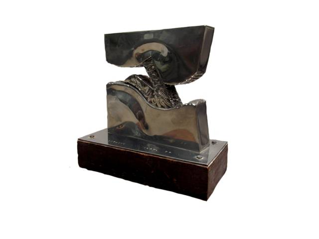 Nicolas Vlavianos escultura em aço inox 27 x 22 x 10 cm "Sem Título" datada 1979 base tiragem 56 /150
